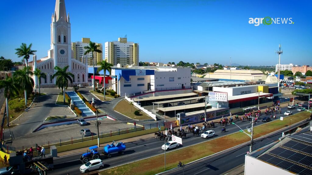 Cavalgada da 54ª Expoagro percorre ruas de Cuiabá e é recebida por prefeito - agronews